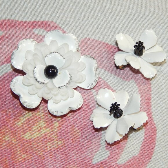 Unbranded Jewelry - Vintage Large White Black Metal Enamel Flower Power Brooch and Clip Earrings Set